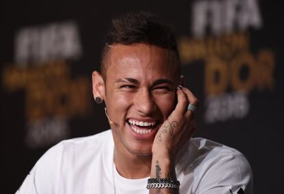 Neymar, a carcajada limpia durante rueda de prensa oficial con los tres nominados para el Balón de Oro. 