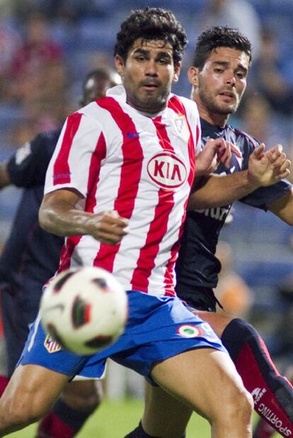 Costa pugna por un balón durante el partido de ayer ante el Sporting.