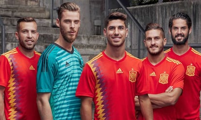 Spain players Alba, De Gea, Asensio, Koke and Isco, in the new jerseys.