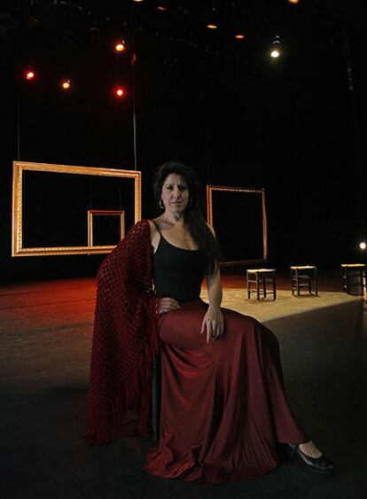 La bailaora María Pagés, en el escenario del Teatro de Torrelodones, en Madrid, su lugar de ensayo desde hace diez años.