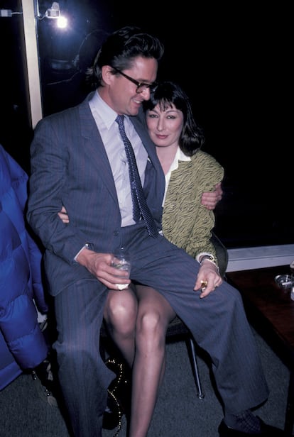 Michael Douglas y Anjelica Huston en 1986.