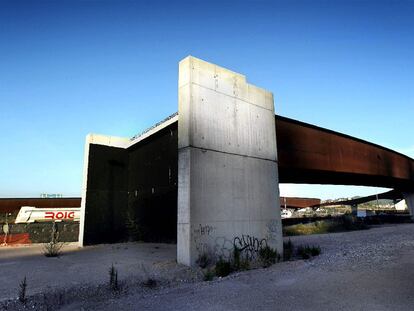 Puente sin terminar en el enlace de la AP-7 con al A-2