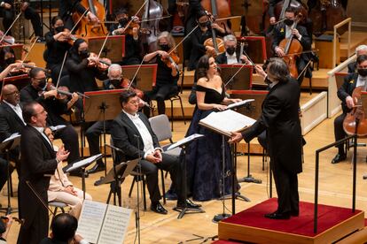 El tenor Francesco Meli (de pie a la izquierda), el barítono Luca Salsi (sentado en el centro), la soprano Joyce El-Khoury (de pie en el centro) y Riccardo Muti (de pie sobre el podio), el pasado martes en el Orchestra Hall de Chicago.