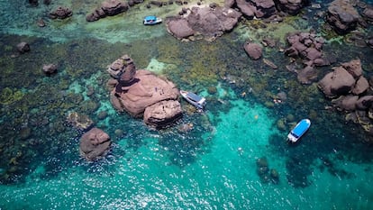 Es la isla más grande de Vietnam, situada en el sudoeste del país asiático, aunque más próxima geográficamente a Camboya, nación que la reclama, lo que ha provocado varias disputas entre ambos países. El viajero acude aquí en busca de sus playas paradisíacas de arena blanca con temperaturas óptimas para el baño durante todo el año. En el oeste de Phú Quốc se encuentra quizá el arenal más espectacular de todos: playa Dai (playa larga), de kilómetro y medio de extensión, un paraje que destaca por su desbordante belleza. Para los amantes de la historia es interesante visitar la prisión, construida en 1950 por los franceses para encerrar a los disidentes políticos de la entonces colonia y que más tarde fue usada por Estados Unidos para encerrar a los soldados del Viet Cong durante <a href="https://elpais.com/internacional/2015/04/29/actualidad/1430324914_063634.html" target="_blank">la guerra de Vietnam (1955-1975).</a>