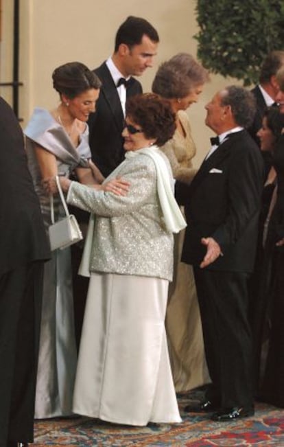 Los abuelos maternos de Letizia Ortiz, Enriqueta Rodríguez y Francisco Rocasolano, saludan al príncipe de Asturias y a su nieta, a su llegada a la cena de gala con motivo de la boda real en 2004.