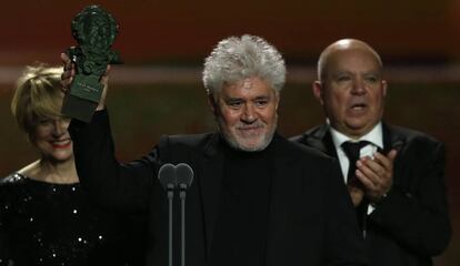 Pedro Almodóvar recoge uno de los premios Goya que ganó el sábado.