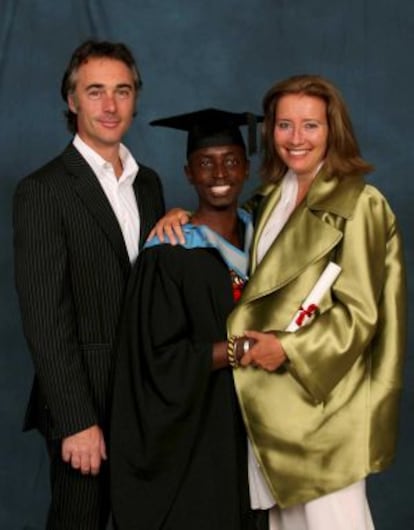 Tindy, el ex niño soldado ruandés adoptado por Emma Thompson y Greg Wise, con ellos el día de su graduación, en 2009.