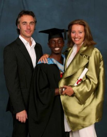 Tindy, el ex ni&ntilde;o soldado ruand&eacute;s adoptado por Emma Thompson y Greg Wise, con ellos el d&iacute;a de su graduaci&oacute;n, en 2009.