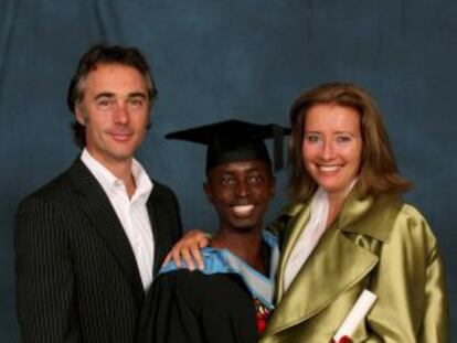 Tindy, el ex ni&ntilde;o soldado ruand&eacute;s adoptado por Emma Thompson y Greg Wise, con ellos el d&iacute;a de su graduaci&oacute;n, en 2009.