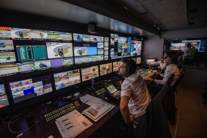 Un equipo en la sala de realización durante la retransmisión de una carrera de MotoGP.