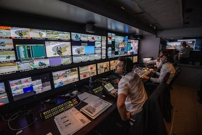 Un equipo en la sala de realización durante la retransmisión de una carrera de MotoGP.