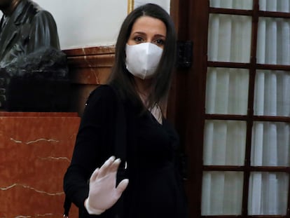 La presidenta de Ciudadanos, Inés Arrimadas, a su llegada al pleno del Congreso antes de su baja de maternidad.