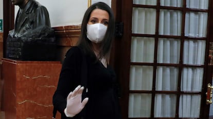 La presidenta de Ciudadanos, Inés Arrimadas, a su llegada al pleno del Congreso antes de su baja de maternidad.