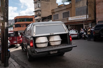 A hearse transports two coffins in Caracas’ Catia neighborhood.