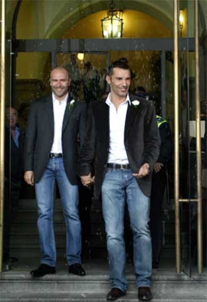 Roberto Cortés (izquierda) y Jesús Vázquez reciben una lluvia de arroz tras celebrar su boda en la Junta Municipal de Centro, en Madrid.