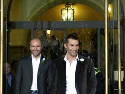 Roberto Cortés (izquierda) y Jesús Vázquez reciben una lluvia de arroz tras celebrar su boda en la Junta Municipal de Centro, en Madrid.
