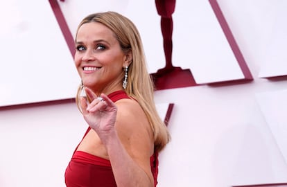 Reese Witherspoon, a su llegada a los Oscar, el 25 de abril de 2021 en Los Angeles, California.
