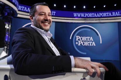 El ministro del Interior italiano, Matteo Salvini, asiste este jueves al programa de televisión 'Porta a Porta', en Rai 1, en Roma.