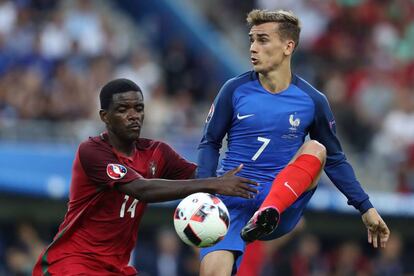 Antoine Griezmann disputa un balón a William Carvalho.