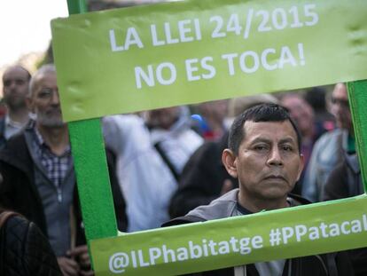 Protestas en contra del recurso del PP a la ley antidesahucios y contra la pobreza energética