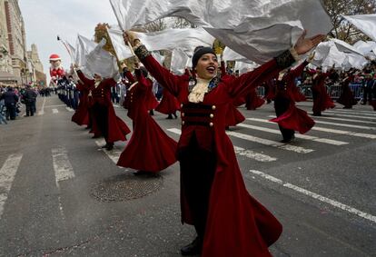 Los miembros de la banda del Colegio de Secundaria Hendrickson de Pflugerville marchan durante el desfile.