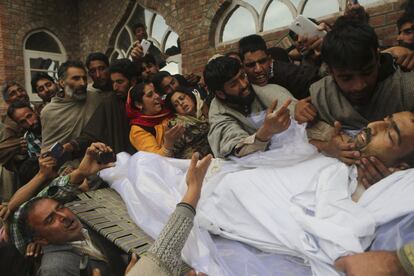 Familiares de Ahmad Mir lloran junto a su cadáver durante su funeral en Qazipora (Cachemira). El soldado murió por disparos de hombres armados en Cachemira. Es el primer ataque en la región tras el triunfo del hinduista Narendra Modi en las elecciones indias.