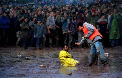 Un espectador en el barro de Glastonbury, ingrediente fundamental de esta cita musical.