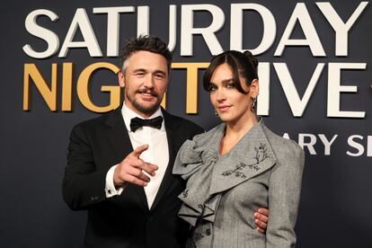 James Franco (California, 46 años) posó en la alfombra roja con su novia, la actriz Isabel Pakzad (Nueva Jersey, 29 años). Por ahí estaba también su examigo Seth Rogen (Vancouver, 42 años), aunque no se les vio coincidir en ningún momento. Los actores se conocieron en los años noventa y forjaron una amistad que duró más de dos décadas, hasta que sus caminos se separaron tras las acusaciones de abusos hacia Franco de varias alumnas de su escuela de interpretación.