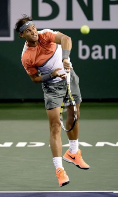 Nadal saca durante el partido ante Stepanek