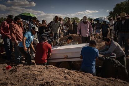 Familiares de Óscar Ernesto Rojas Alvarado, adolescente de 15 años, asisten a su entierro en el panteón de Malpaso, en Zacatecas, el 28 septiembre. Siete adolescentes fueron secuestrados, y después, seis de ellos fueron encontrados asesinados, en medio de una ola de violencia que azota Zacatecas y la zona centro de México.