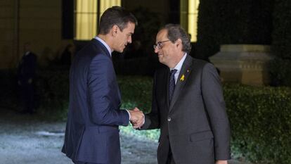 Saludo entre Sánchez y Torra antes de la reunión que mantuvieron en diciembre de 2018 en Barcelona.