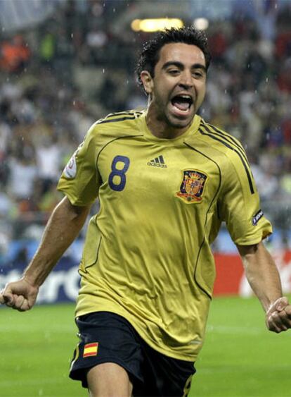 Xavi celebra su gol, el primero de España.
