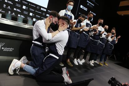 Los cocineros Javier Sanz y Juan Sahuquillo, del restaurante Cañitas Maite de Albacete, tras ganar el Premio Cocinero Revelación del Año.