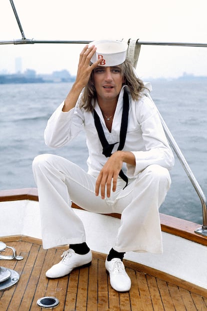 Navy. El cantante británico posó en un barco en el puerto de Nueva York para promocionar su álbum Atlantic Crossing. Para la ocasión vistió con traje marinero. Corría mayo de 1975.



 