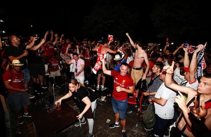 Seguidores ingleses que no tenian entradas celebran la victoria de su equipo en uno de los bares de los alrededores del Wanda Metropolitano . El Liverpool consiguió esta noche su sexta Copa de Europa tras derrotar en la fonal al Tottenham por 2-0.