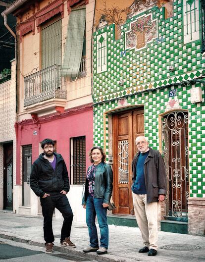 Salvem El cabanyal.<i>"La gente mayor ha sido el alma de la resistencia" David Fariza, 27 años. Brígida Sevilla, 55 años. Francesc Alerón, 63 años. </i>Estas tres personas habitan un barrio que pudo haber dejado de existir, y forman parte de la plataforma que logró evitar su derribo, Salvem El Cabanyal. Comenzaron su lucha en 1998, en una reunión de vecinos que se celebra todos los miércoles del año desde entonces. Una persona presente, un voto. Allí decidieron plantar cara en los tribunales y en la calle para evitar que la construcción de una gran avenida partiera en dos este antiguo hogar de pescadores, arrancando unas 1.600 viviendas. "El alma de la resistencia ha sido la gente mayor", dicen. Lograron que un tribunal obligara al Ministerio de Cultura a pronunciarse. Y en 2010, este declaró el barrio un bien de interés cultural. Su derribo supondría "expolio".