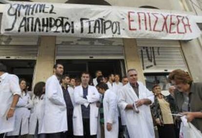 Varios médicos congregados a las puertas del Hospital Policlínico de Atenas (Grecia). EFE/Archivo