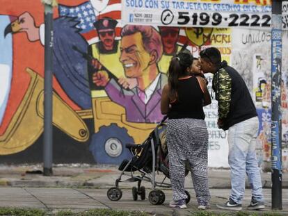 Una familia en Buenos Aires ante un mural de Macri.