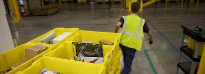 Un trabajador en un centro logístico de Amazon en Robbinsville, New Jersey (EE UU).