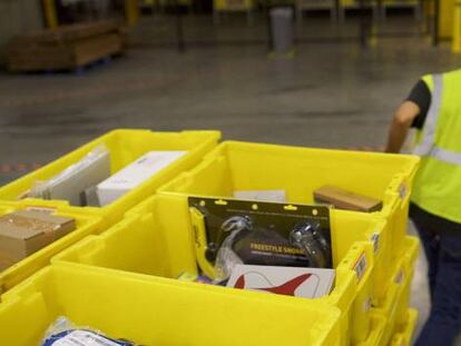 Un trabajador en un centro logístico de Amazon en Robbinsville, New Jersey (EE UU).