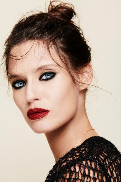 Rojo 'brilli brilli'
Los labios rojos nunca pasan de moda, solo cambia el acabado: mate, glossy, satinado o, los que más triunfan en Instagram, glitter. Conseguir una boca como la de Bianca Balti es de lo más sencillo. Solo hay que delinear muy bien los labios y cubrirlos con tu rojo favorito. Después, solo tienes que aplicar los pigmentos de purpurina con el dedo, mediante ligeras presiones.