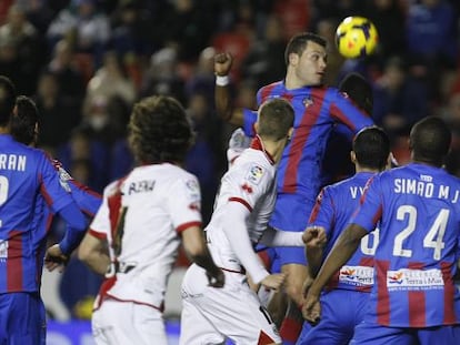 Navarro remata a la salida de un córner. 