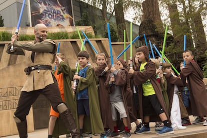 Aprendices de 'jedi' en una atracción de 'Star Wars' en los Disney Hollywood Studios de Orlando.