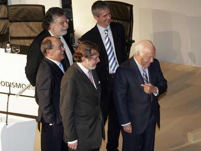 Joaquín Estefanía, Jesús Ceberio, Juan Luis Cebrián y Javier Moreno, junto a Jesús de Polanco en la entrega de los Ortega y Gasset 2006.