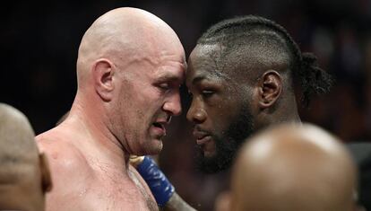 Tyson Fury (izquierda) y Deontay Wilder hablan mientras los jueces deciden
el resultado del combate.