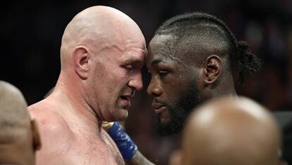 Tyson Fury (izquierda) y Deontay Wilder hablan mientras los jueces deciden 
 el resultado del combate.