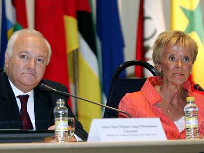 El ministro de Asuntos Exteriores, Miguel Ángel Moratinos, y la vicepresidenta primera, María Teresa Fernández de la Vega, en la reunión anual de embajadores españolas en el extranjero en Madrid.