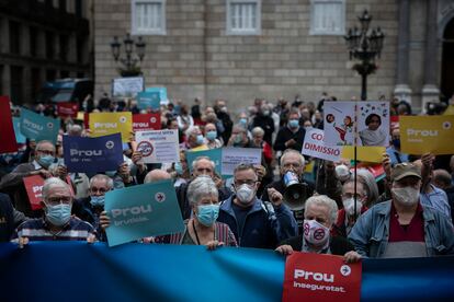 Manifestación contra la alcaldesa Ada Colau en la plaza de Sant Jaume.