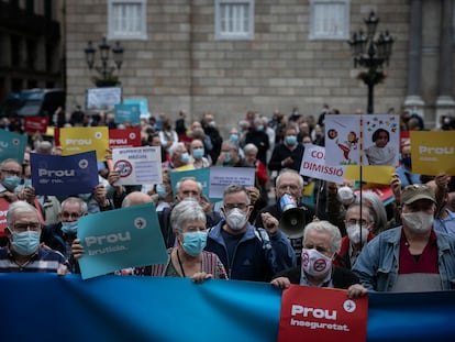 Manifestación contra la alcaldesa Ada Colau en la plaza de Sant Jaume.