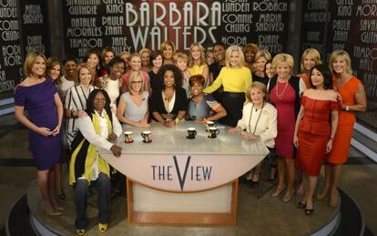 Barbara Walters (sentada en el extremo derecho de la mesa, de blanco), abrazada por su "legado" de periodistas y presentadoras este viernes.